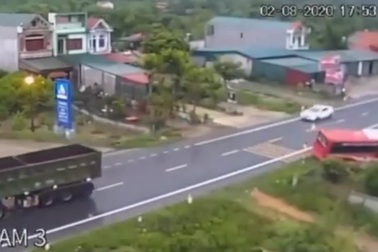 Khoảnh khắc xe ben vượt ẩu suýt gây tai nạn kinh hoàng cho xe khách