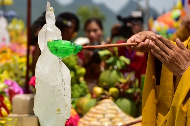 Nghi lễ tắm Phật truyền thống tại chùa Tam Chúc