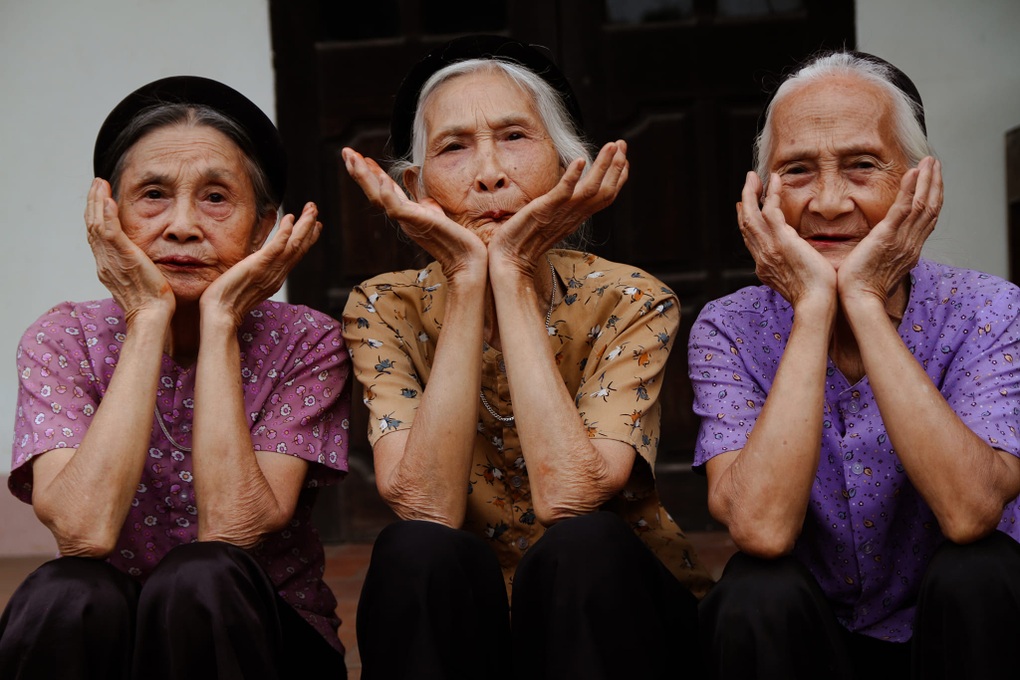 Bộ ảnh hội chị em nàng thơ U100 gây sốt mạng, cụ bà bổ củi đều từng nhịp - 2 Bộ ảnh hội chị em nàng thơ U100 gây sốt mạng, cụ bà bổ củi đều từng nhịp - 2