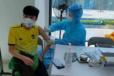 Tài xế Gojek Hà Nội: "Được tiêm vắc xin là mừng lắm luôn"