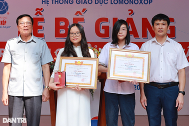 Nhà trường thưởng 3 chỉ vàng cho học sinh xuất sắc trong lễ bế giảng