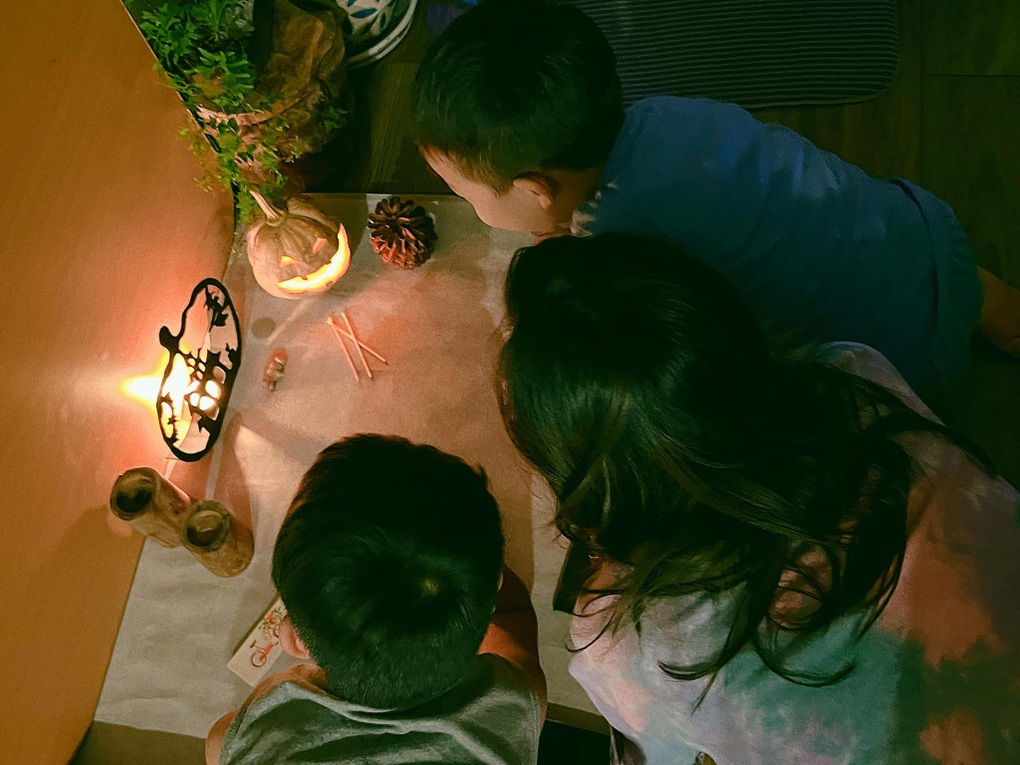 Người Việt mua bí ngô khủng, hình nộm ma quái trang trí nhà dịp Halloween - 6 Người Việt mua bí ngô khủng, hình nộm ma quái trang trí nhà dịp Halloween - 6