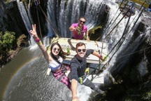Trải nghiệm nằm võng, uống cà phê, chơi xích đu "lơ lửng" giữa thác nước