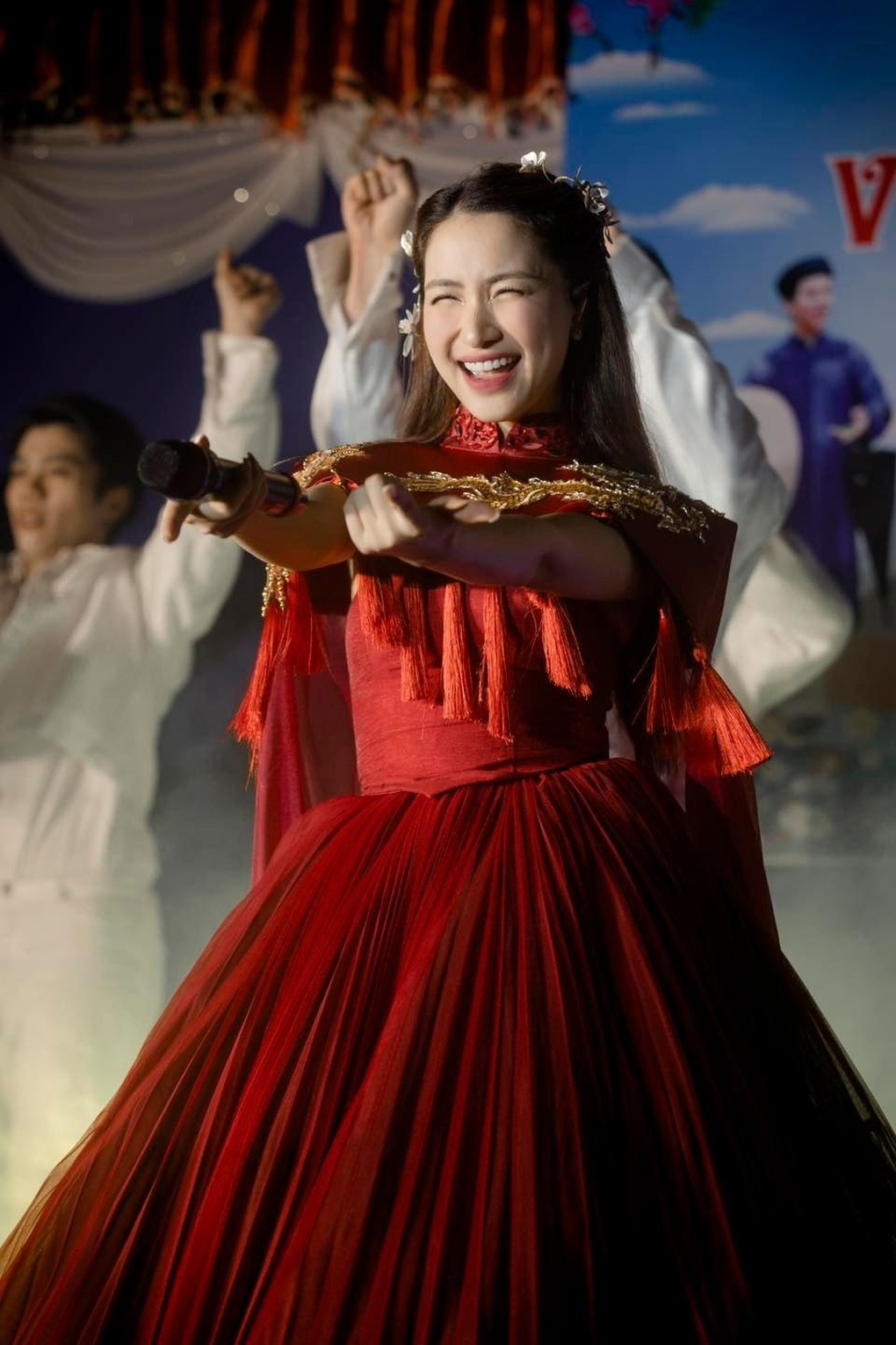 Hòa Minzy gây sốt khi mang cả dàn dancer về hát miễn phí ở hội làng - 1