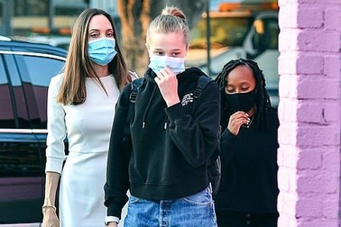 Angelina Jolie thanh lịch đưa con đi mua sắm