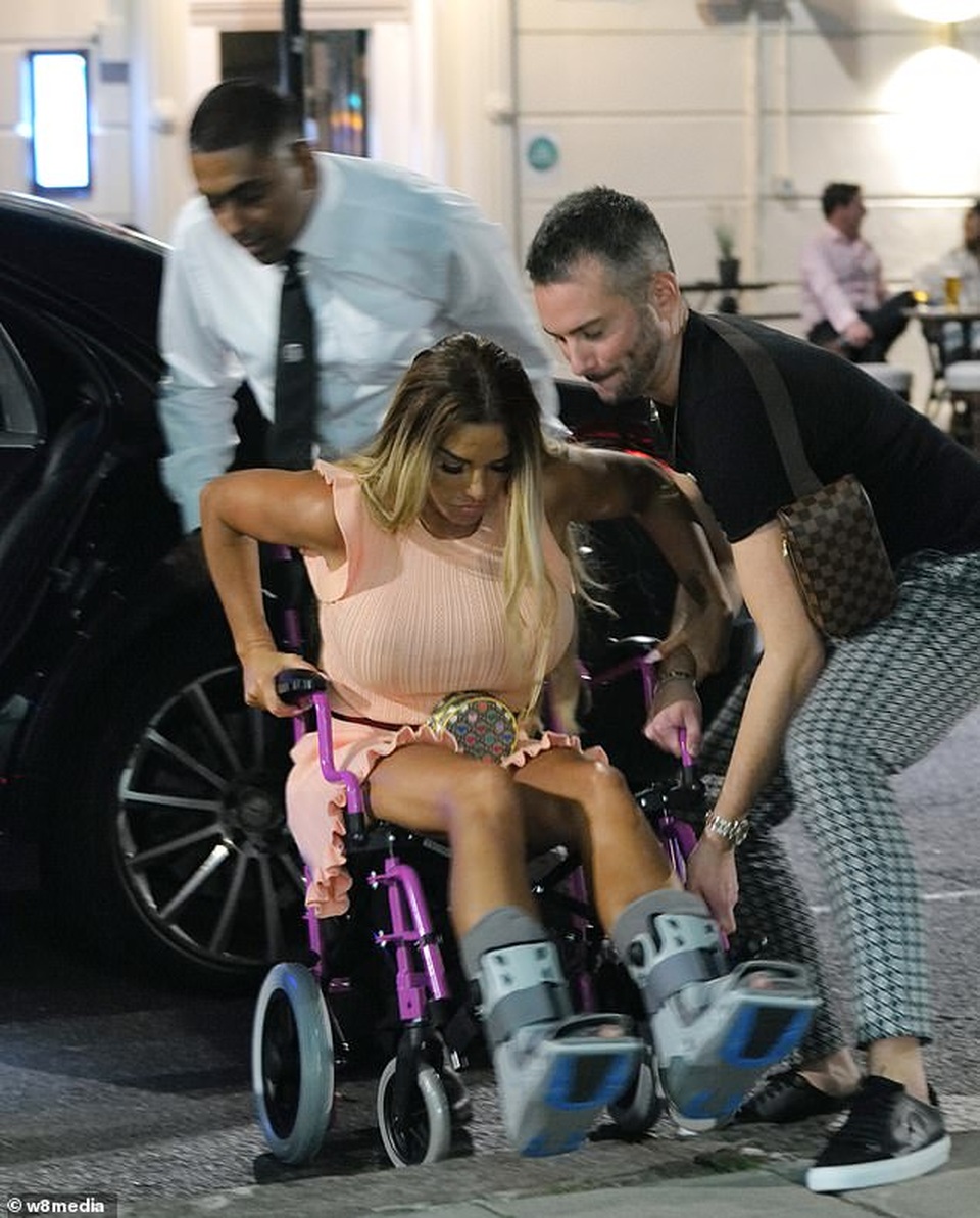 Katie Price bị gãy xương mắt cá chân - 5 Katie Price bị gãy xương mắt cá chân - 5