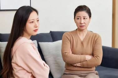 Mẹ chồng bất ngờ đưa tôi chiếc túi nhung và sự thật khủng khiếp phía sau