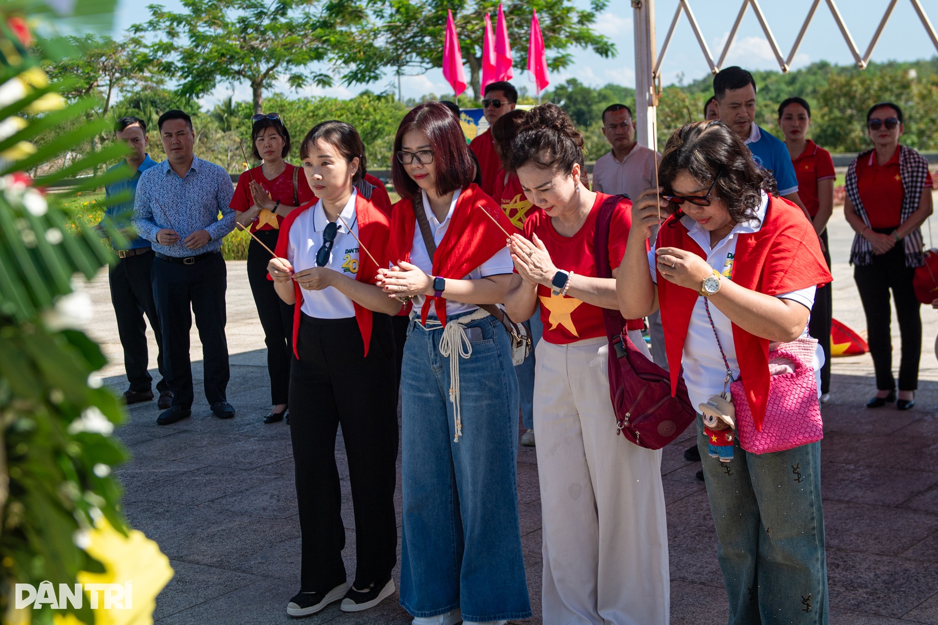 Khắc ghi công lao Mẹ Việt Nam Anh hùng và vị thuyền trưởng tàu không số - 7 Khắc ghi công lao Mẹ Việt Nam Anh hùng và vị thuyền trưởng tàu không số - 7