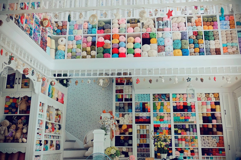 Mẹ đảm tậu hàng nghìn cuộn len, trang trí ngôi nhà đẹp như trên phim - 7