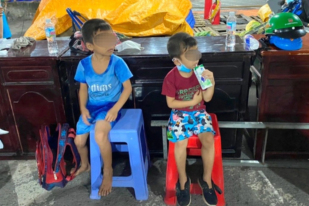 Cha mắc kẹt vì Covid-19, 2 con đi tìm, bị lạc giữa đêm khuya - 2 Cha mắc kẹt vì Covid-19, 2 con đi tìm, bị lạc giữa đêm khuya - 2