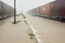 Nhiều đoạn đường sắt Bắc - Nam ngập trong lũ, một số tuyến ngừng chạy