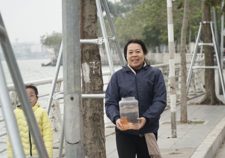 Hà Nội: Người dân nhộn nhịp đi thả cá chép tiễn ông Táo về trời - 2 Hà Nội: Người dân nhộn nhịp đi thả cá chép tiễn ông Táo về trời - 2