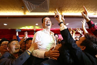 NSND Hoàng Dũng bật khóc khi được dàn sao bí mật tổ chức sinh nhật lúc nửa đêm