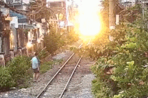 Vụ tai nạn tàu hỏa ở TPHCM: Nạn nhân đi ra giữa đường ray