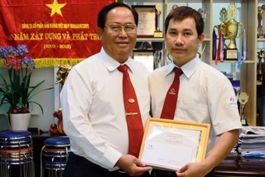 Tài xế taxi trả lại 20 chiếc iPhone 5S cho khách để quên