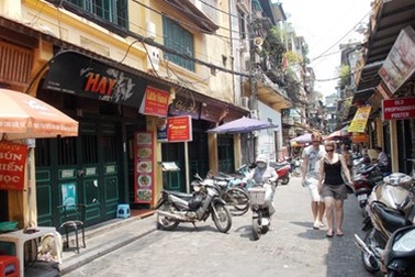 Hà Nội: Xe đổ, người ngã trên tuyến phố lát đá do… đường dính dầu mỡ!