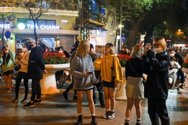 Hà Nội lập 10 chốt quanh Nhà thờ Lớn, giáo dân có giấy mời mới được vào