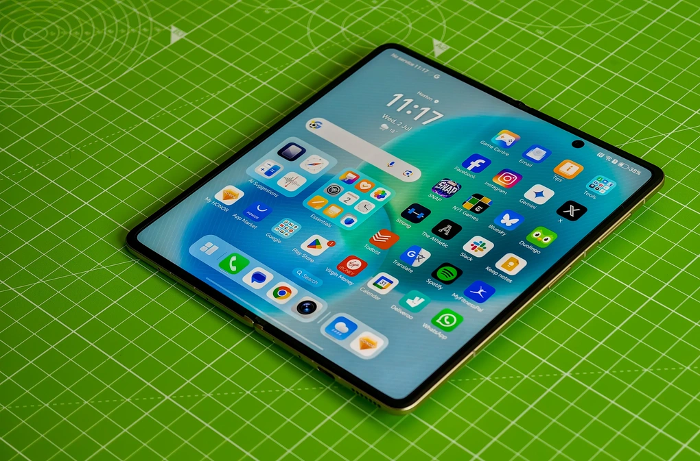 Cận cảnh điện thoại màn hình gập mỏng nhất thế giới vừa ra mắt - 3 Cận cảnh điện thoại màn hình gập mỏng nhất thế giới vừa ra mắt - 3