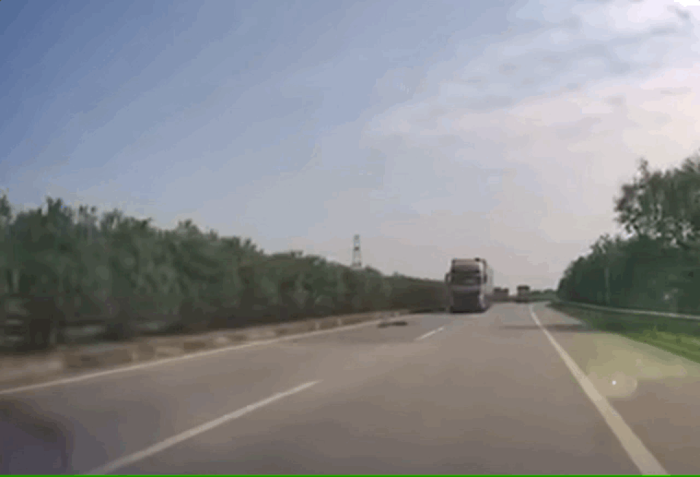Xe container lao vọt sang làn đường ngược chiều, nghi tài xế ngủ gật - 1 Xe container lao vọt sang làn đường ngược chiều, nghi tài xế ngủ gật - 1