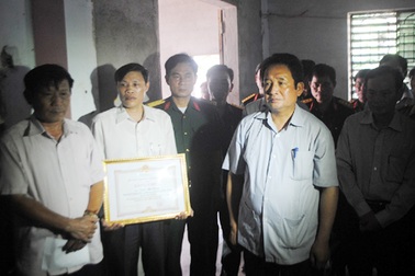 Truy tặng Bằng khen cho cán bộ thôn tử vong khi chữa cháy rừng