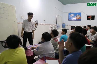 Thầy giáo công nhân mở lớp học miễn phí 10 năm qua.