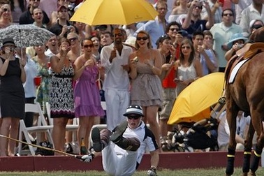 Hoàng tử Anh Harry bị ngã ngựa 