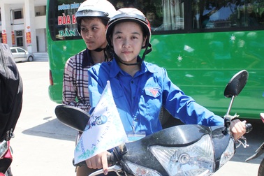 Đội nữ “xe ôm” tiếp sức mùa thi: Đã tình nguyện sợ gì ...đen da!