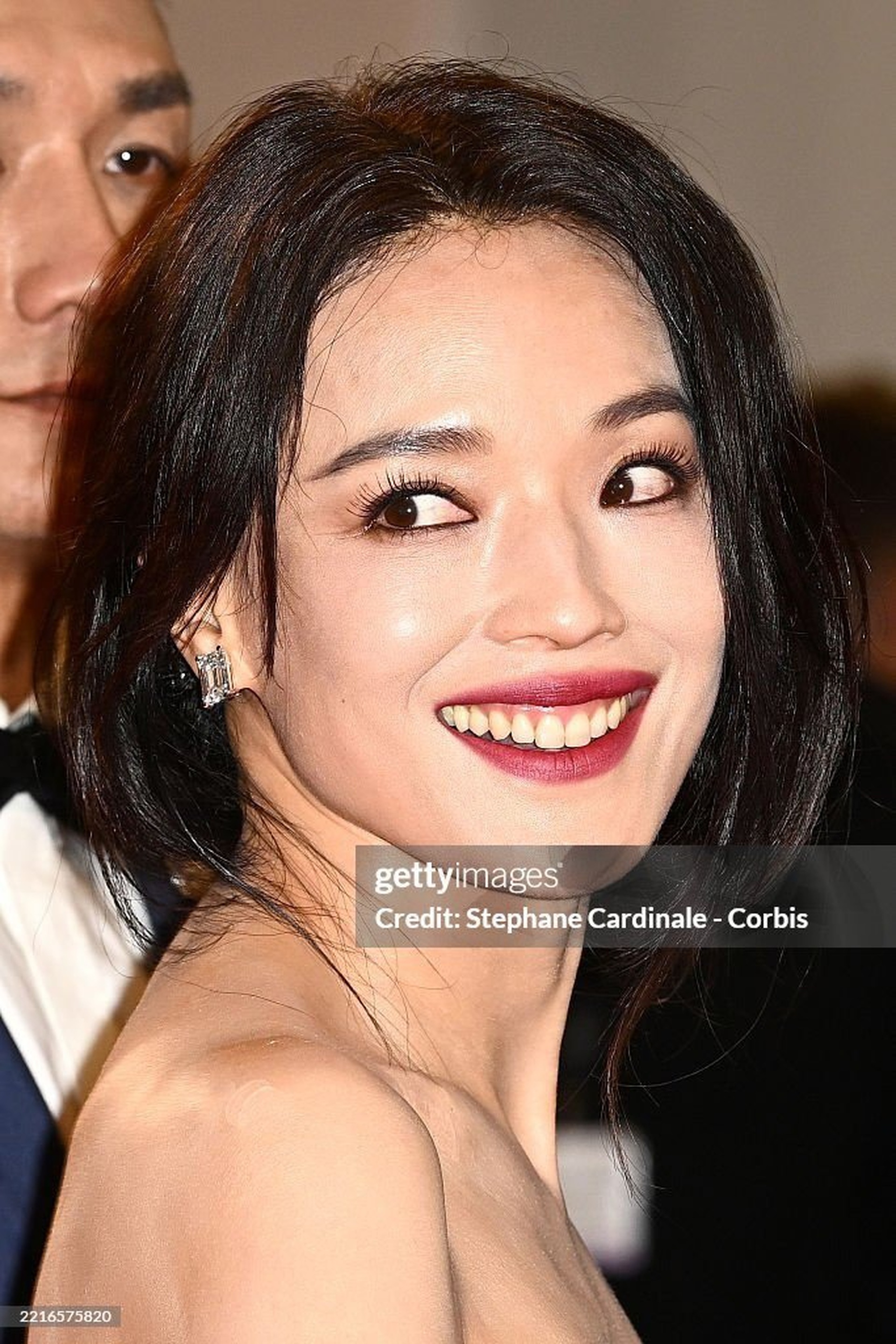 Thư Kỳ khoe vẻ đẹp khí chất, được khen là nữ hoàng thảm đỏ tại LHP Cannes - 8 Thư Kỳ khoe vẻ đẹp khí chất, được khen là nữ hoàng thảm đỏ tại LHP Cannes - 8