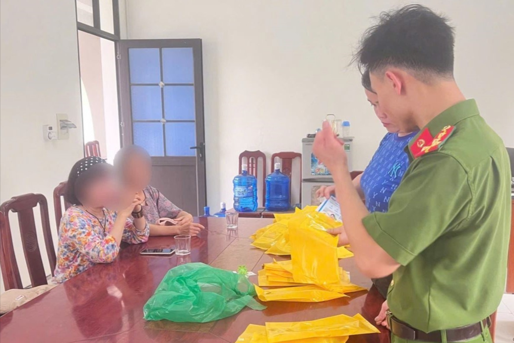 Xử phạt hai phụ nữ phát tán tài liệu liên quan pháp luân công - 1