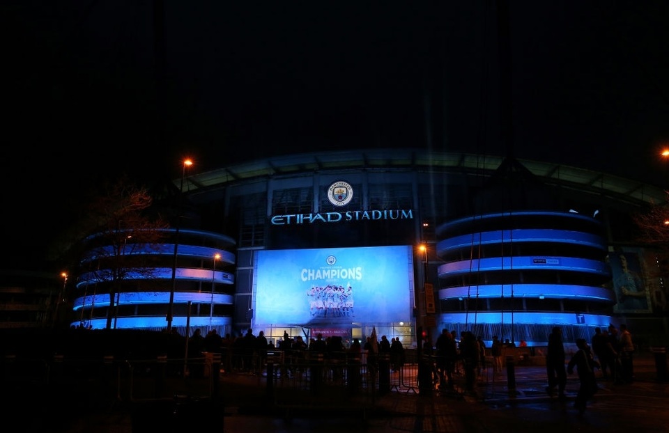 Cổ động viên đổ về Etihad ăn mừng Man City vô địch Premier League - 17 Cổ động viên đổ về Etihad ăn mừng Man City vô địch Premier League - 17