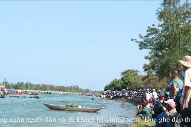 Hàng ngàn người dân hào hứng cổ vũ đua ghe