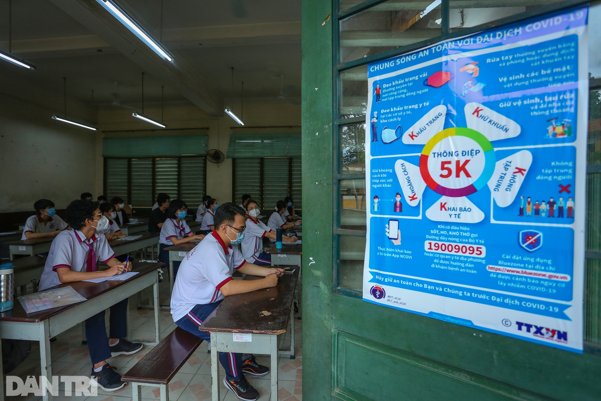 Thí sinh thi tốt nghiệp ở TPHCM được phát kính chống giọt bắn phòng Covid - 8 Thí sinh thi tốt nghiệp ở TPHCM được phát kính chống giọt bắn phòng Covid - 8