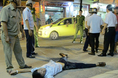 Bị ông Hải ra lệnh cẩu xe, tài xế dọa trong xe có ma túy rồi lăn ra ăn vạ