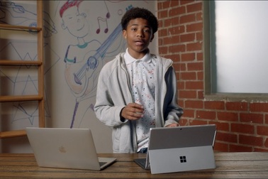 Microsoft đăng video chế giễu MacBook Pro của Apple