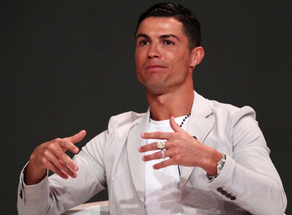 Bạn gái C.Ronaldo khoe trọn bộ trang sức có giá hơn 23 tỉ đồng - 4 Bạn gái C.Ronaldo khoe trọn bộ trang sức có giá hơn 23 tỉ đồng - 4