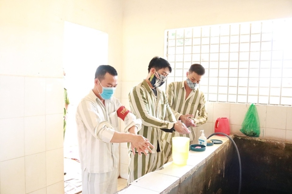 Tạm dừng cho phép gia đình gặp phạm nhân, gửi đồ tiếp tế vì Covid-19 - 2 Tạm dừng cho phép gia đình gặp phạm nhân, gửi đồ tiếp tế vì Covid-19 - 2