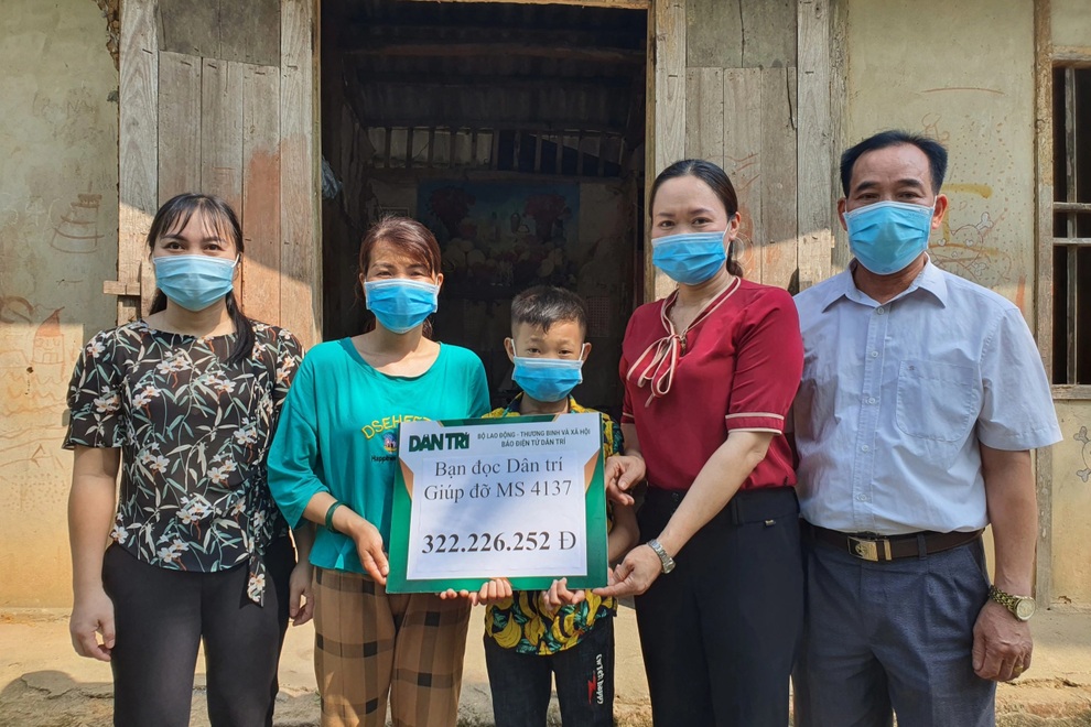 Trao tặng 322 triệu đồng của bạn đọc giúp đỡ mẹ con trong ngôi nhà rách nát - 1 Trao tặng 322 triệu đồng của bạn đọc giúp đỡ mẹ con trong ngôi nhà rách nát - 1