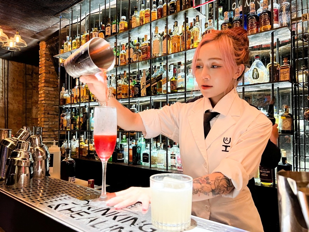 Nữ bartender triệu view, pha rượu như múa: Làm gì khi khách mời bay? - 1 Nữ bartender triệu view, pha rượu như múa: Làm gì khi khách mời bay? - 1