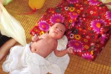 Quà bạn đọc tiếp tục đến với bé Nhân Bản   