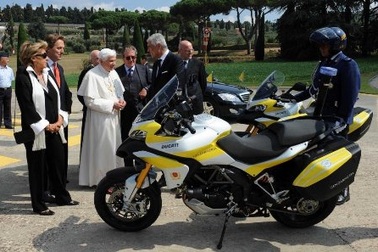 Tặng xe mô-tô phân khối lớn cho Giáo hoàng