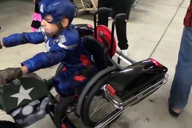 Cậu bé bị tật được cha tặng cho bộ trang phục Halloween cực độc đáo