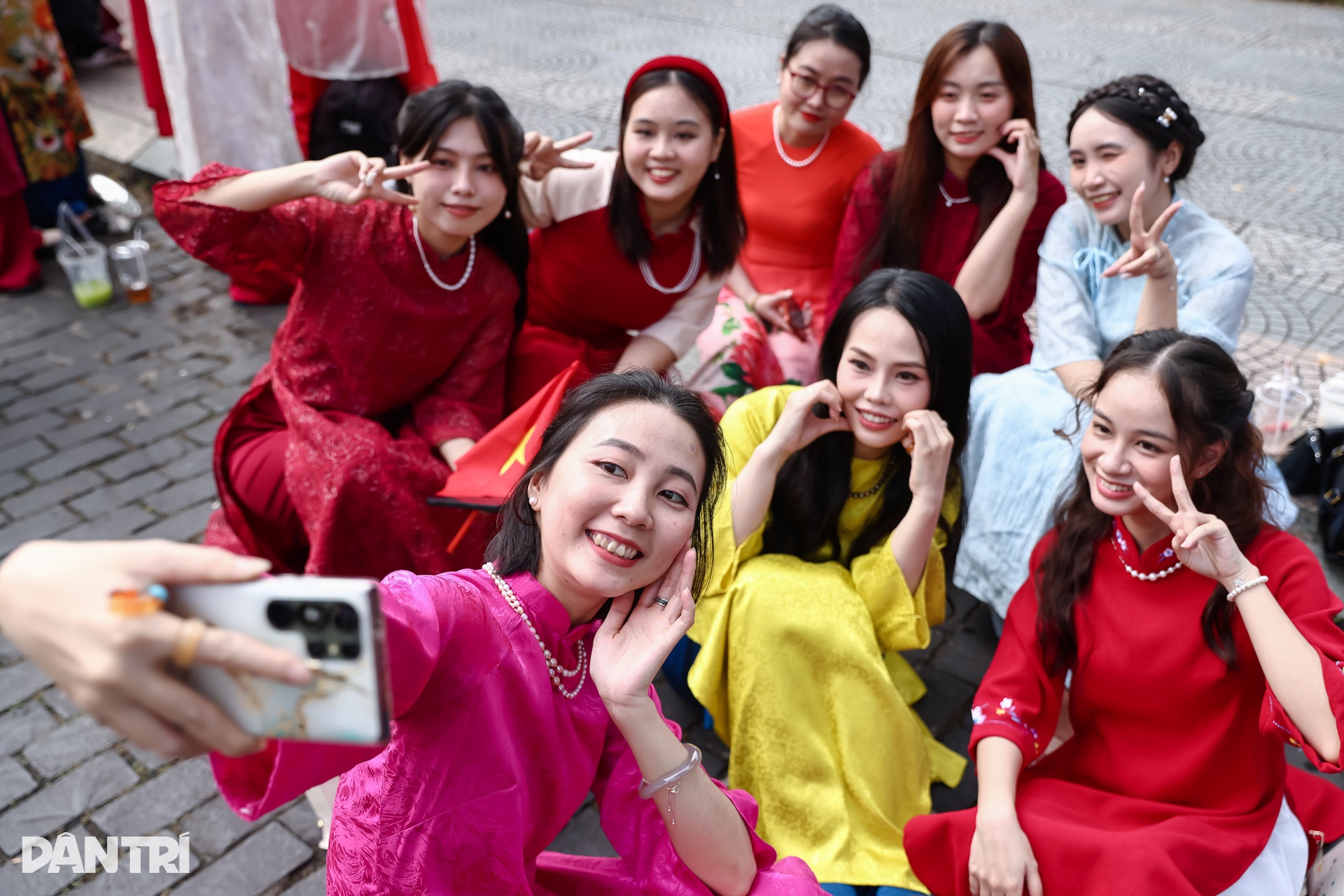 Nàng thơ xúng xính áo dài xuống phố chụp ảnh đón Tết sớm - 15 Nàng thơ xúng xính áo dài xuống phố chụp ảnh đón Tết sớm - 15