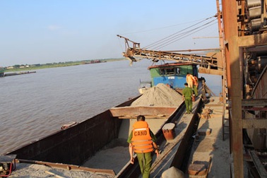 Hà Nội: Hóa trang ngư dân, “bắt sống” cát tặc trên sông Hồng