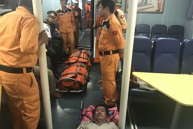 Cứu 4 thuyền viên tuyệt vọng, kiệt sức trôi dạt trên biển