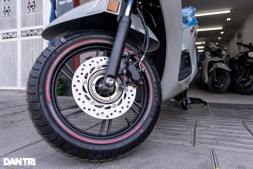 Cận cảnh Honda SH 350i về đại lý tại Hà Nội, thêm màu mới hút khách - 7 Cận cảnh Honda SH 350i về đại lý tại Hà Nội, thêm màu mới hút khách - 7