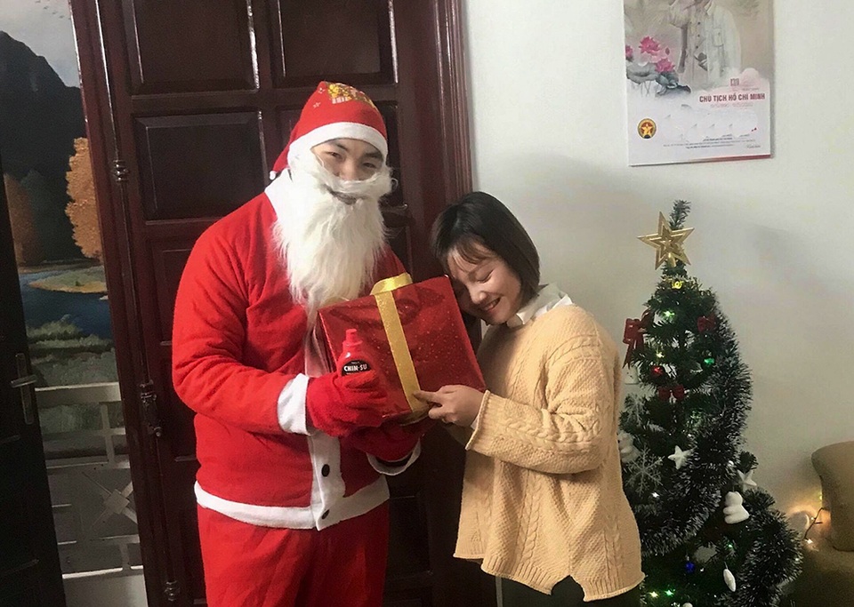Ông già Noel chạy show quên ăn, ẵm tiền triệu mỗi ngày - 2 Ông già Noel chạy show quên ăn, ẵm tiền triệu mỗi ngày - 2