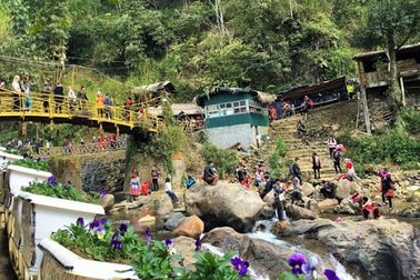 2 điểm du lịch nổi tiếng Sa Pa dừng đón khách