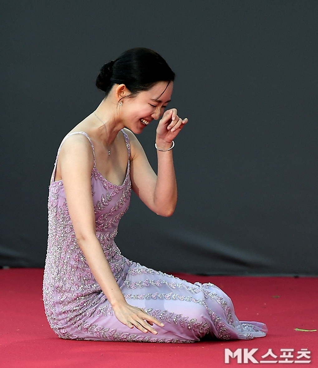Mỹ nhân xứ Hàn gây sốt vì cú ngã “đẹp nhất thảm đỏ” - 3