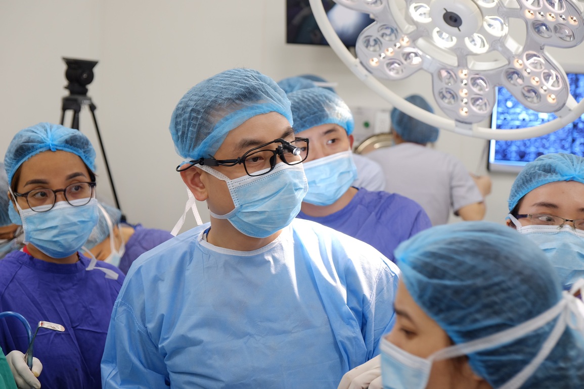 Sắp về nhà chồng, cô gái trẻ được bố đưa đi tạo hình vùng kín - 2 Sắp về nhà chồng, cô gái trẻ được bố đưa đi tạo hình vùng kín - 2