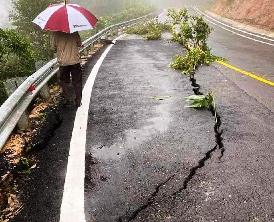 Ảnh hưởng bão số 9, nhiều tuyến đường tỉnh Kon Tum sạt lở, nứt toác - 1 Ảnh hưởng bão số 9, nhiều tuyến đường tỉnh Kon Tum sạt lở, nứt toác - 1